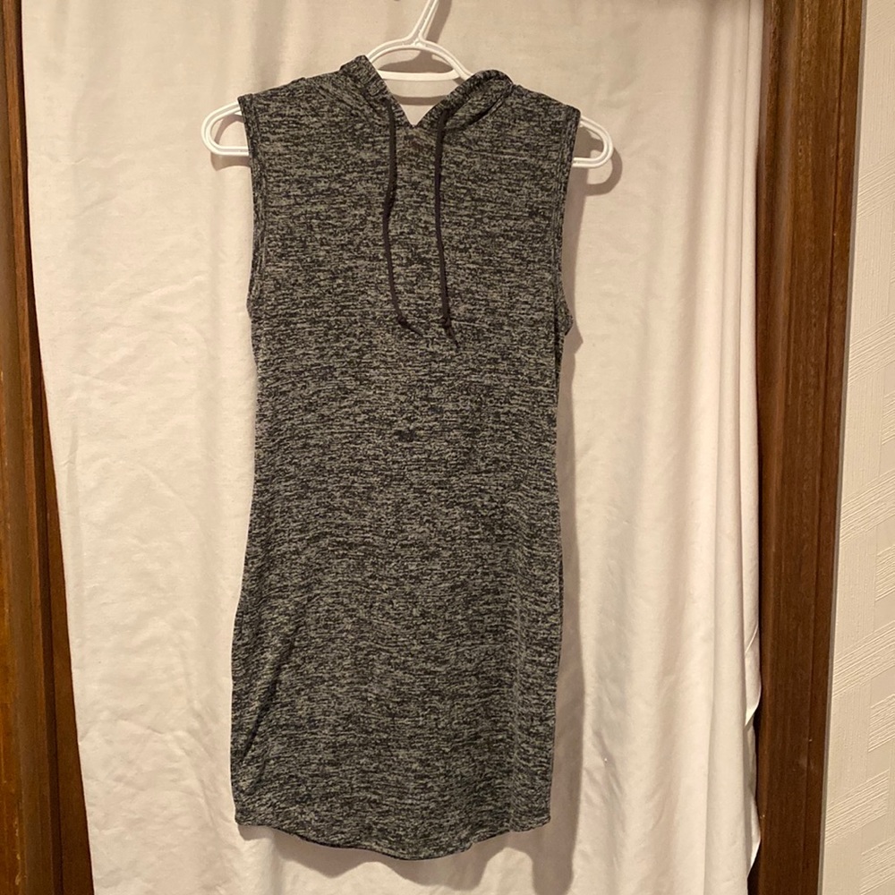 Ladies hooded sleeveless tunic